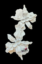Load image into Gallery viewer, White metal flowers
