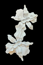 Load image into Gallery viewer, White metal flowers
